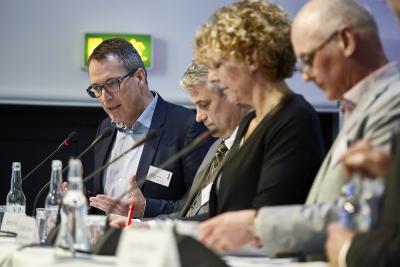Årsmødedebat 2016: panel-deltagerne Eskild Holm Nielsen, Søren Hvilshøj, Lars Enevoldesen, Thomas Bjørnholm og Christien Antorini i dyb koncentration