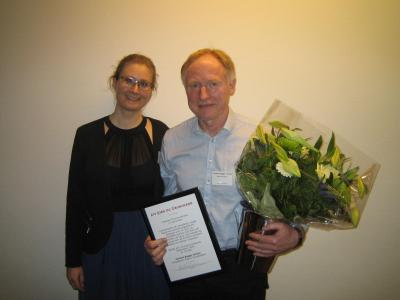 Formanden for fonden, områdechef i Region Syddanmark Ida Holm Olesen overrakte prisen til Carsten Bagge Jensen