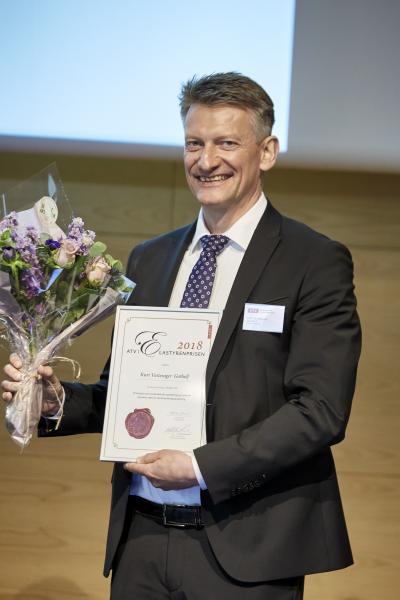 Den danske polymerpris – ATV | Elastyrenprisen 2018 blev på ATV’s årsmøde overrakt til professor ved AU Kurt Gothelf.