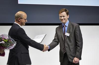 Niels Chr. Nielsen (til venstre) overrakte Elastyrenprisen 2014 til Søren Kiil
