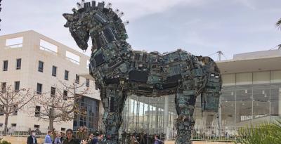 Trojansk hest lavet af gamle computere står foran militærakademiet i Tel Aviv