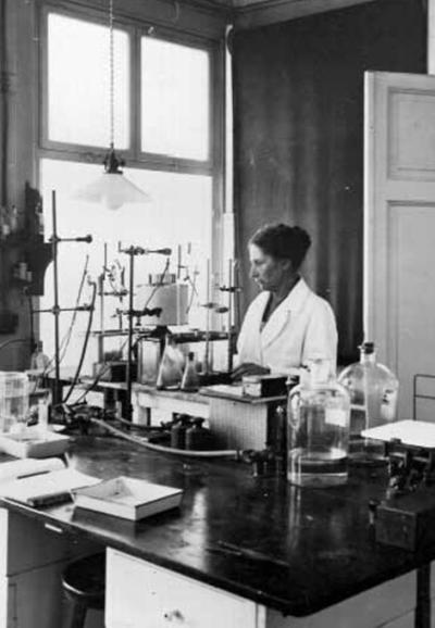 Marie Krogh i laboratoriet