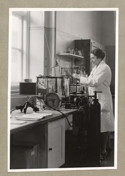 Marie Krogh i sit laboratorium på Juliane Maries Vej i 1930'erne