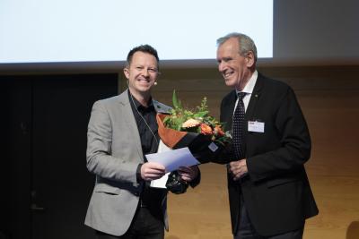 Den 40-årige lektor fra Institut for Kemi ved Aarhus Universitet, Thomas Poulsen, modtager Torkil Holm Prisen 2020
