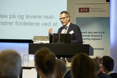 Eskild Holm Nielsen præsenterer rapporten om uddannelser til fremtidens vidensbaserede industri.