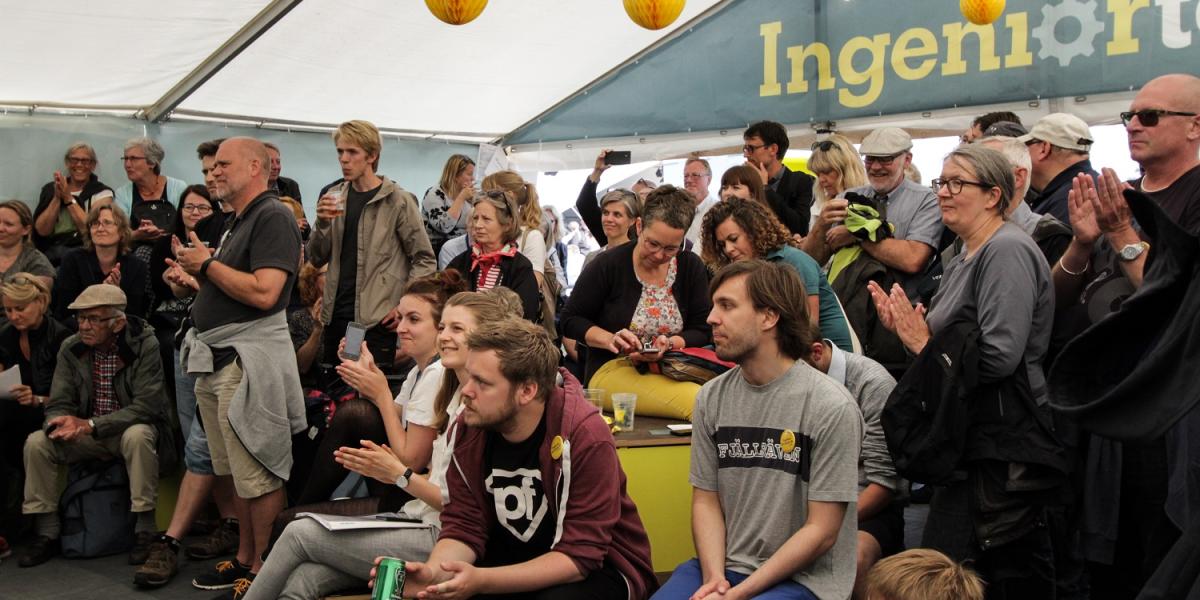 Folkemøde på Bornholm 2016: publikum lytter med stor interesse til indlæg i Ingeniørteltet