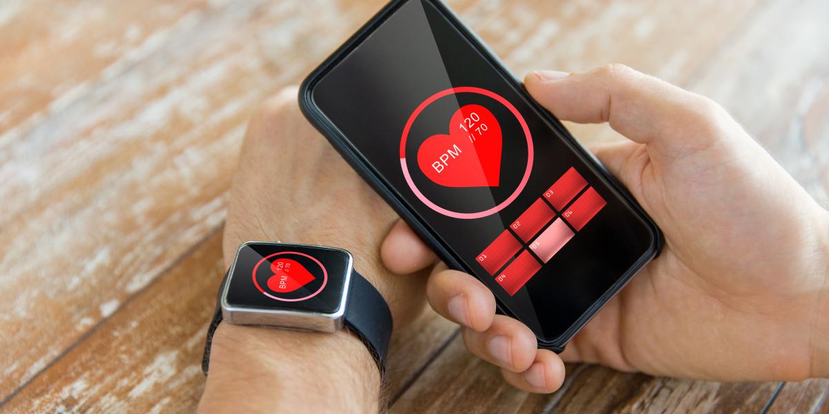 Billedet viser en digital blodtryksmåler, der sender informationer til en mobil-app.