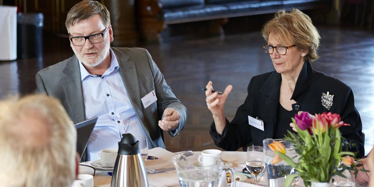 Ib Brandt Jørgensen og Helle Bechmann diskuterer World Translations strategi.