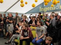 Folkemøde på Bornholm 2016: publikum lytter med stor interesse til indlæg i Ingeniørteltet