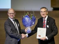 På billeder overrækker priskomiteens formand Niels Christian Nielsen Den danske polymerpris - ATV Elastyrenprisen 2017 til professor Ole Hassager, DTU Kemiteknik.