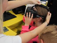 Billedet viser en lille pige, der prøver en virtual reality-brille.