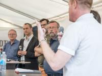 På billedet ses en livlig debat om digitalisering på Folkemødet på Bornholm.
