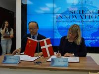 Chen Zhimin og Lia Leffland underskriver samarbejdsaftalen mellem Fudan University og ATV.