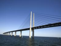 Øresundsbroen på en klar dag med blå himmel.