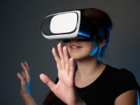 En ung kvinde bruger en Virtual Reality-brille