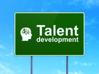 Vejskilt med teksten "Talent development"